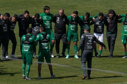El técnico de Bolivia César Farías (derecha) charla con los jugadores durante un entrenamiento de la selección cerca del Lago Titicaca, el domingo 29 de agosto de 2021. (AP Foto/Juan Karita)