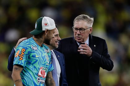 El técnico de Brasil Carlo Ancelotti (derecha) conversa con Neymar (izquierda) al final del partido amistoso contra Panamá, el domingo 31 de mayo de 2026, en Río de Janeiro. (AP Foto/Bruna Prado)