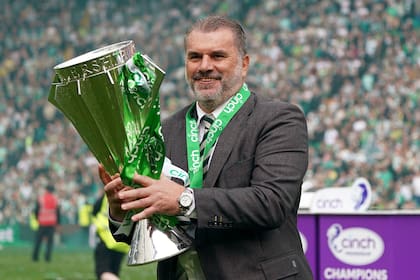 El técnico de Celtic Angelos Postecoglou con el trofeo de campeones de la Liga de Escocia, el sábado 27 de mayo de 2023, en Glasgow. Postecoglou ha sido nombrado como nuevo técnico de Tottenham. (Andrew Milligan/PA vía AP)