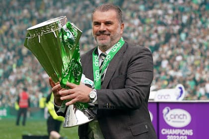 El técnico de Celtic Angelos Postecoglou con el trofeo de campeones de la Liga de Escocia, el sábado 27 de mayo de 2023, en Glasgow. Postecoglou ha sido nombrado como nuevo técnico de Tottenham. (Andrew Milligan/PA vía AP)