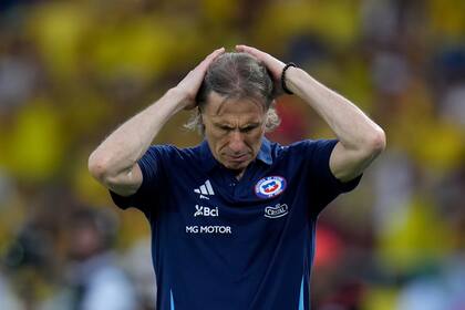 El técnico de Chile Ricardo Gareca gesticula durante el partido contra Colombia en por las eliminatorias del Mundial, el martes 15 de octubre de 2024, en Barranquilla, Colombia. (AP Foto/Fernando Vergara) ures during a FIFA World Cup 2026 qualifying soccer match against Colombia at the Metropolitano Roberto Melendez stadium in Barranquilla, Colombia, Tuesday, Oct. 15, 2024. (AP Photo/Fernando Vergara)