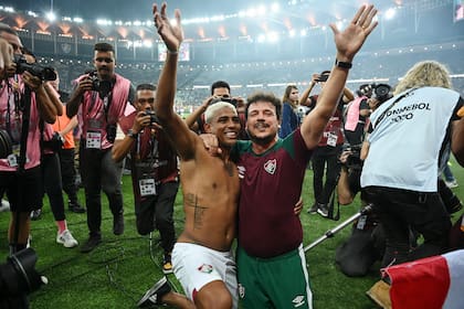 El técnico de Fluminense Fernando Diniz (derecha) y el delantero John Kennedy tras la victoria ante Boca Juniors en la final de la Copa Libertadores, el sábado 4 de noviembre de 2023. (AP Foto/Alexandre Brum)