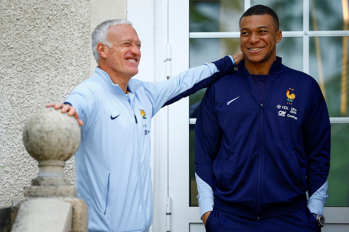 El técnico de Francia Didier Deschamps (izquierda) y el delantero Kylian Mbappé en la ciudad deportiva de la selección nacional gala