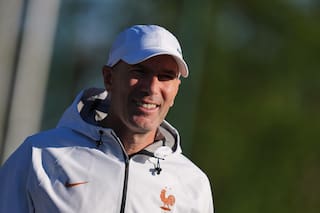 Zidane dice que dirigir su primer partido con Francia supera su debut como jugador