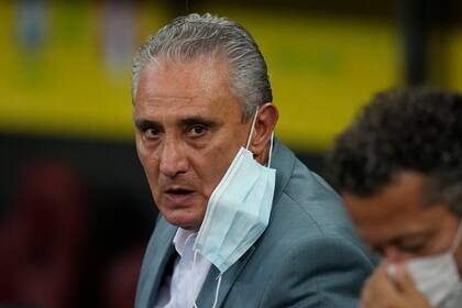 El técnico de la selección brasileña Tite espera el inicio de un partido de la eliminatoria mundialista ante Perú, el jueves 9 de septiembre de 2021, en Recife (AP Foto/Andre Penner)