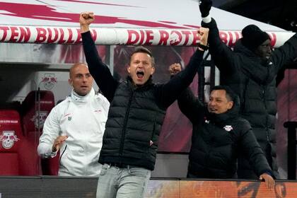 El técnico de Leipzig Jesse Marsch (primer plano) celebra durante el partido contra Borussia Dortmund por la Bundesliga, el sábado 6 de noviembre de 2021. (AP Foto/Michael Sohn)