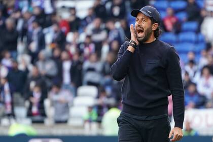 El técnico de Lyon Fabio Grosso durante el partido con Metz por la liga francesa, el domingo 6 de noviembre de 2023, en Decines. (AP Foto/Laurent Cipriani)