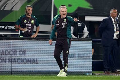 El técnico de México Javier Aguirre dando instrucciones durante el partido amistoso contra Canadá, el martes 10 de septiembre de 2024, en Arlington, Texas. (AP Foto/Tony Gutiérrez)