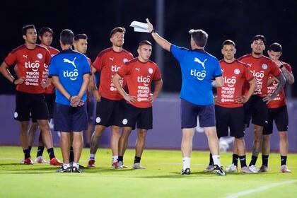 El técnico de Paraguay Eduardo Berizzo (centro) da instrucciones durante un entrenamiento de la selección, el lunes 30 de agosto de 2021, en Ypane, Paraguay. (AP Foto/Jorge Saenz)