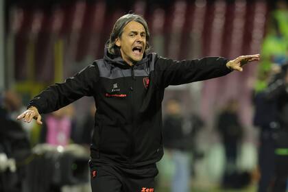 El técnico de Salernitana Filippo Inzaghi da instrucciones durante el partido contra Empoli en la Serie A italiana, el viernes 9 de febrero de 2024. (Alessandro Garofalo/LaPresse vía AP)