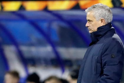 El técnico de Tottenham José Mourinho durante el partido contra Dínamo de Zagreb por los octavos de final de la Liga Europa, el jueves 18 de marzo de 2021, en Zagreb. (AP Foto/Darko Bandic)