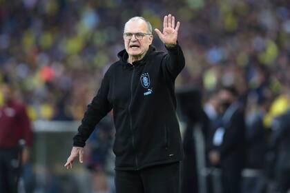 El técnico de Uruguay Marcelo Bielsa da instrucciones durante el partido contra Ecuador por las eliminatorias del Mundial, el martes 12 de octubre de 2023, en Quito. (AP Foto/Patricio Terán)
