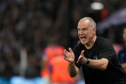 El técnico de Uruguay Marcelo Bielsa durante el partido contra Argentina por las eliminatorias del Mundial, el jueves 16 de noviembre de 2023, en Buenos Aires. (AP Foto/Matías Delacroix)