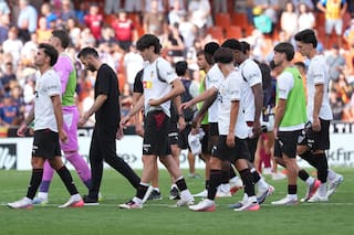 Valencia reorganiza su área de fútbol para frenar el pésimo inicio de temporada
