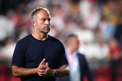 El técnico del Barcelona, Hansi Flick, verá el clásico ante Real Madrid desde un palco del Bernabéu