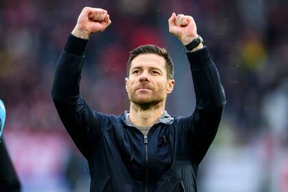 El técnico del Bayer Leverkusen Xabi Alonso celebra tras el encuentro de la Bundesliga ante el Freiburg el domingo 17 de marzo del 2024. (Tom Weller/dpa via AP)