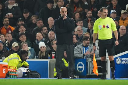 El técnico del Manchester City Pep Guardiola observa el encuentro de la Liga Premier ante el Brighton el sábado 9 de noviembre del 2024.(AP Foto/Alastair Grant)