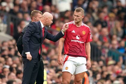 El técnico del Manchester United Erik ten Hag habla con Matthijs de Ligt durante el encuentro de la Liga Premier ante el Liverpool el domingo primero de septiembre del 2024. (AP Foto/Dave Thompson)