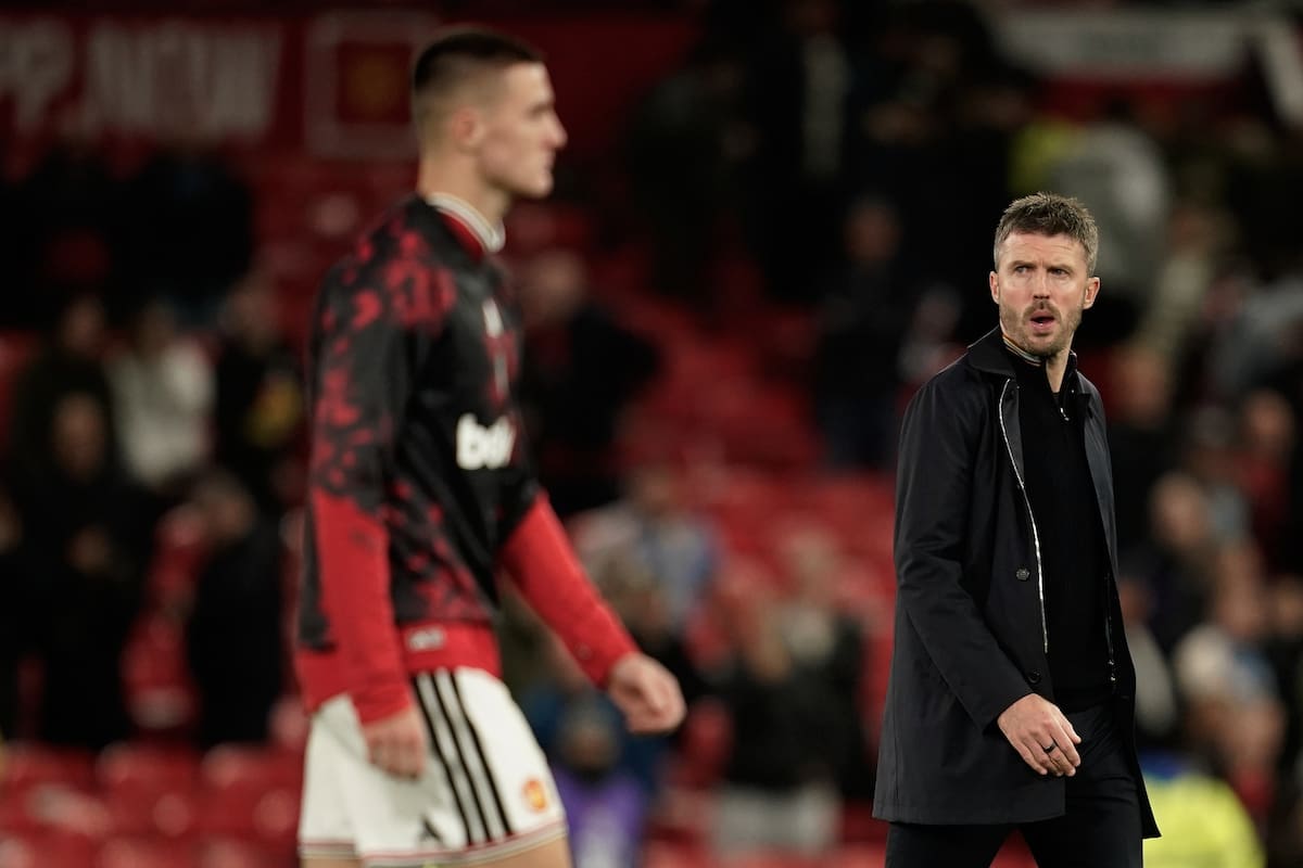 El técnico del Manchester United Michael Carrick (derecha) tras el partido contr Brighton en la Copa