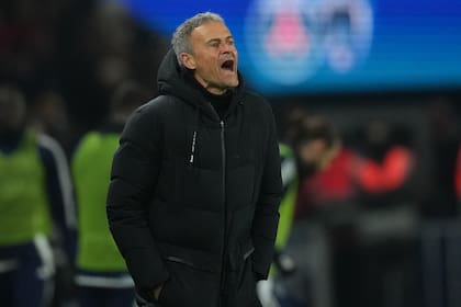 El técnico del PSG Luis Enrique da instrucciones durante el partido contra Paris FC, el domingo 4 de enero de 2026