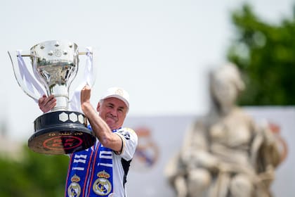 El técnico del Real Madrid Carlo Ancelotti alza el trofeo de campeón de la Liga de España 2023/2024