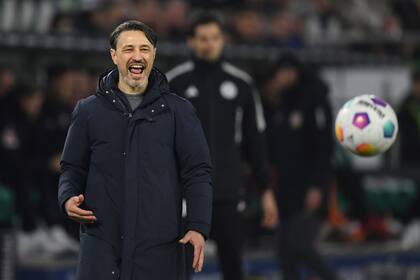 El técnico del Wolfsburg Niko Kovac grita a sus jugadores durante el encuentro de la Bundesliga ante el Stuttgart el sábado 2 de marzo del 2024. (Swen Pfoertner/dpa via AP)