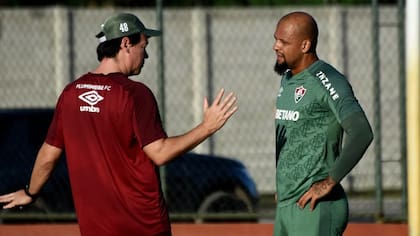 El técnico Fernando Diniz dialoga con Felipe Melo, uno de los pilares de Fluminense