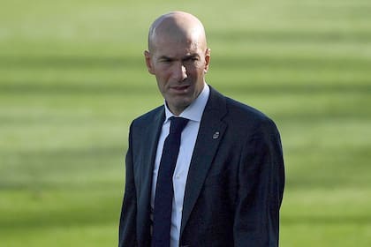El técnico francés del Real Madrid, Zinedine Zidane, reacciona durante el partido de fútbol de la Liga española entre el Real Madrid y la SD Huesca en el estadio Alfredo Di Stefano de Valdebebas, noreste de Madrid, el 31 de octubre de 2020