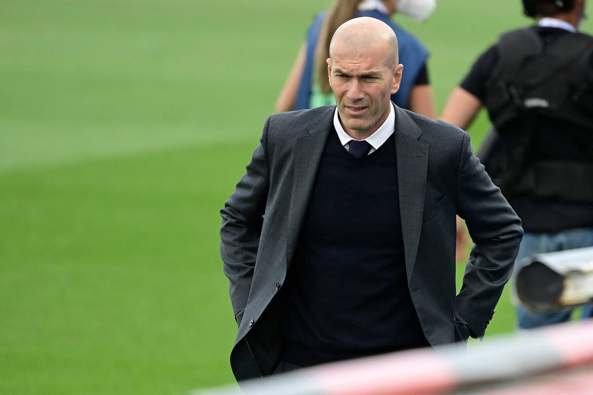 El técnico francés del Real Madrid Zinedine Zidane mira antes del partido de fútbol de la liga española Real Madrid CF contra Villarreal CF en el estadio Alfredo di Stefano de Valdebebas, en las afueras de Madrid, el 22 de mayo de 2021.