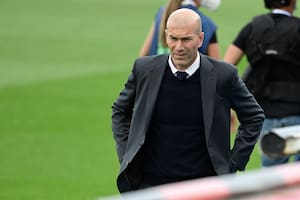 El técnico francés del Real Madrid Zinedine Zidane mira antes del partido de fútbol de la liga española Real Madrid CF contra Villarreal CF en el estadio Alfredo di Stefano de Valdebebas, en las afueras de Madrid, el 22 de mayo de 2021.