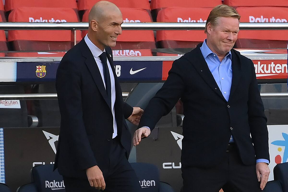 El técnico francés del Real Madrid, Zinedine Zidane (izq.), Saluda al técnico holandés del Barcelona, ??Ronald Koeman, antes del partido de fútbol