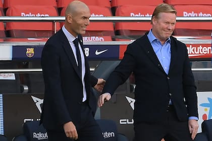 El técnico francés del Real Madrid, Zinedine Zidane (izq.), Saluda al técnico holandés del Barcelona, ??Ronald Koeman, antes del partido de fútbol