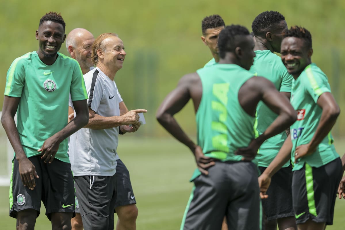 El técnico, Gernot Rohr, antes de comenzar el entrenamiento