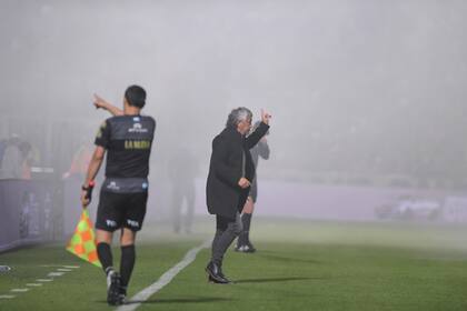 El técnico Gorosito sufre los gases lacrimógenos cuando todavía se jugaba el partido