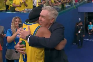 Así fue el saludo de Ronaldinho con Ancelotti y Neymar en el duelo de Brasil ante Escocia