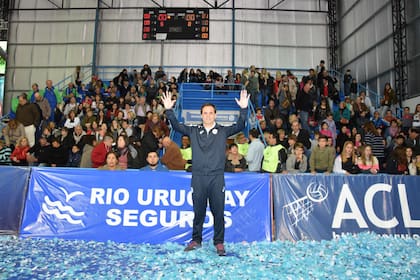 El técnico junto a la nueva tribuna del estadio República de Venezuela