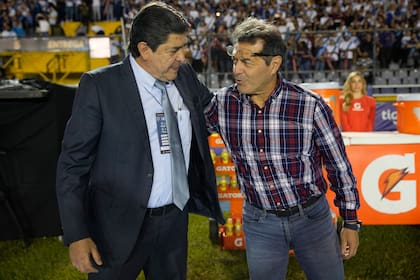 El técnico mexicano de Guatemala, Luis Fernando Tena, abraza a su colega de El Salvador Hugo Pérez, antes de un partido de la Liga de Naciones de la CONCACAF, el jueves 7 de septiembre de 2023 (AP Foto/Moisés Castillo)