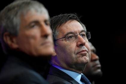 El técnico Quique Setién, fuera de foco, y el presidente Bartomeu... Aunque Messi no los nombró, fueron dos figuras muy cuestionados en la encendida crítica del capitán