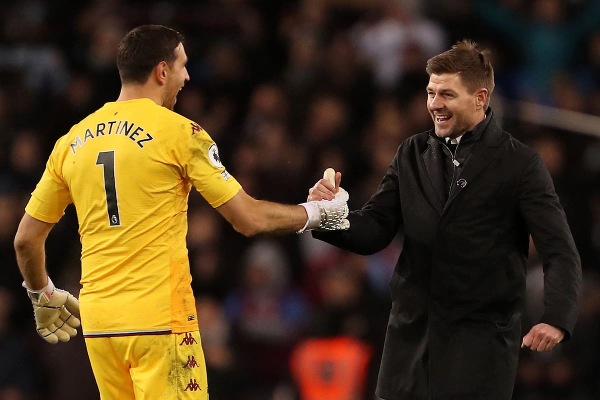 El técnico Steven Gerrard impuso una lista con una serie de multas para los futbolistas que incumplan con sus normas; además, eligió a Dibu Martínez como subcapitán