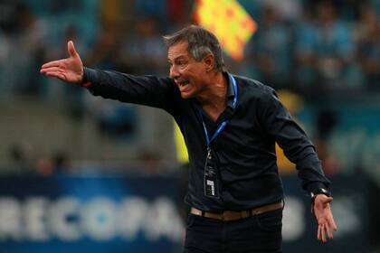 El técnico tomó un fierro caliente tras la salida de Milito y con su método de trabajo generó un contagio en el plantel y los hinchas