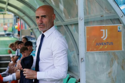 El técnico uruguayo Paolo Montero en la banca en Sassuolo, Italia, el 2 de junio de 2023. Montero, entrenador del equipo Sub19, fue designado como técnico interino del primer equipo para los últimos dos partidos de la temporada. (Spada/LaPresse vía AP)
