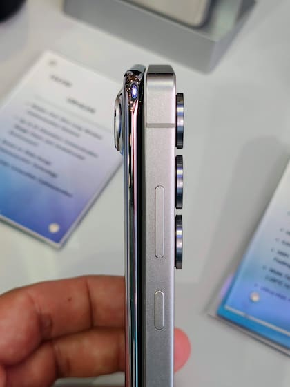 El Tecno Spark Slim (5,75mm de grosor) y el Galaxy S25 Ultra (8,2 mm de grosor); el iPhone 17 Air tendría un grosor de 5,65mm; el iPhone 16 Pro Max tiene un grosor de 8,3mm