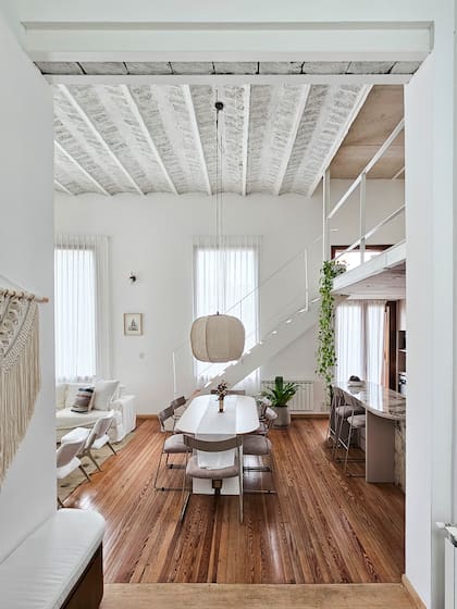 El telar sobre mueble de recepción fue hecho a mano por artesanos de Valladolid, México. Sillas (La carpintería muebles), mesa diseñada a medida por el estudio. Lámparas (Talleres sustentables).