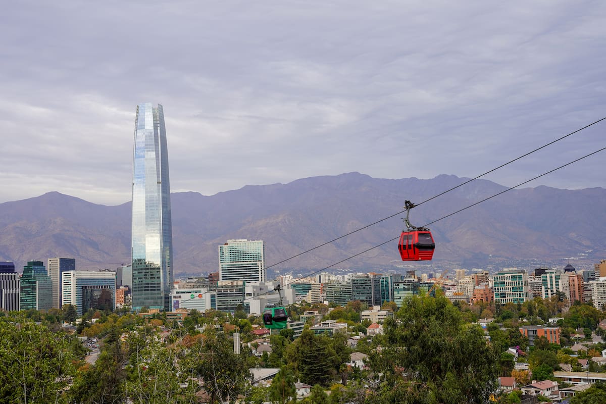 El teleférico de Santiago, que sube al Cerro San Cristóbal, en Santiago, la capital de Chile, donde hay un boom de turistas argentinos