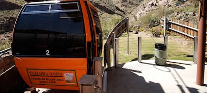 El teleférico Wyler, que asciende hasta la cima del Ranger Peak, en el Franklin Mountains State Park, El Paso, Texas