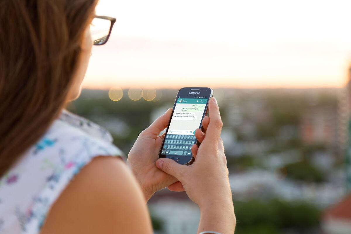 El teléfono celular, que cada vez consume más datos, es el desafío regulatorio