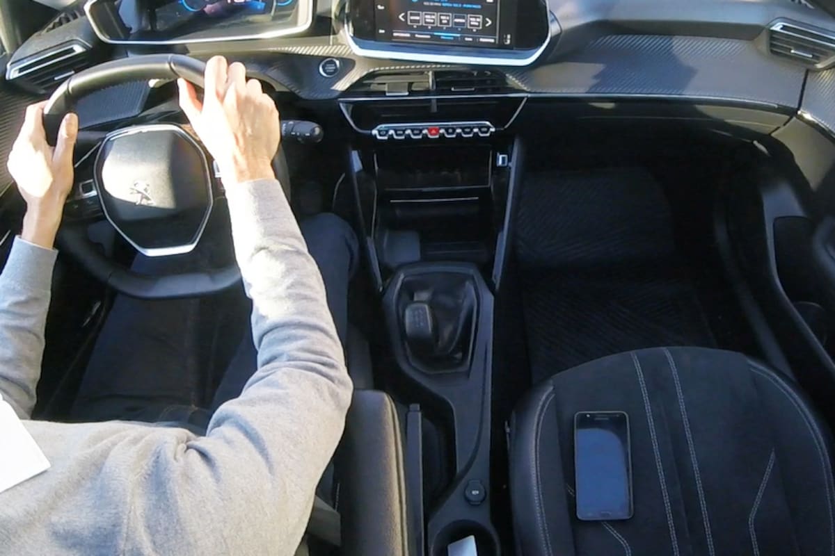 El teléfono es un factor de desatención al manejar