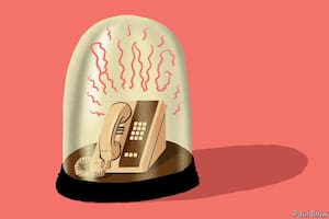 El teléfono fijo es un recordatorio de los días en que moverse significaba ponerse de pie y seguir hablando.