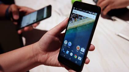 El teléfono Nexus 5X, fabricado por LG, durante la presentación de Google