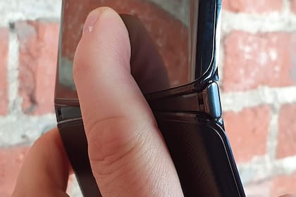 El teléfono se puede cerrar empujando con un dedo, pero no es posible abrirlo con una sola mano